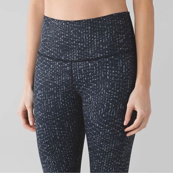 Lululemon True Self Crop II in Samba Snake Battleship Black - Picture 3 of 9